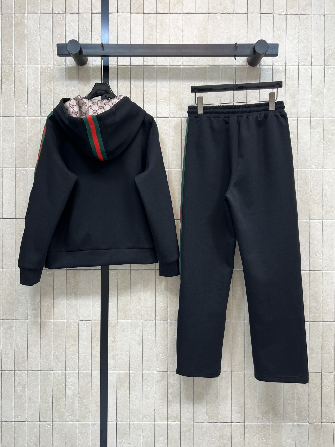 G家 25秋冬新款 经典红绿拼色logo运动休闲套装 连帽拉链外套+松紧腰阔腿裤 一套上身帅气又拉风 美