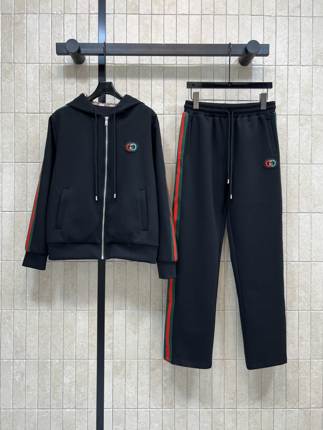 NO:535077,G Home 25 autumn and winter new style classic red and green color-blocking logo sports and casual suit Hooded zipper jacket + elastic waist wide-leg pants A set of top-body handsome and cool American sports elements fashionable and high-end brand iconic red and green color matching highlights retro sports style GG zhangzi elements incorporate sports style into the classic logo Classic GG jacquard lining is also good to match separately Light and pure cotton fabrics for sale Two colors and three codes Size/S-M-L, gucci, jackets & coats,hats,alexander wang19860909G家 25秋冬新款 经典红绿拼色logo运动休闲套装 连帽拉链外套+松紧腰阔腿裤 一套上身帅气又拉风 美式运动风元素 时髦又高级 品牌标志性红绿配色 突显复古运动风范 GG章仔元素在经典标识中融入运动风格 里面经典GG提花内衬 分开搭配也好看 轻薄纯棉质面料一套出售 两色三码Size/S-M-L,,gucci,jackets & coats,hats,alexander wang,Women's clothing