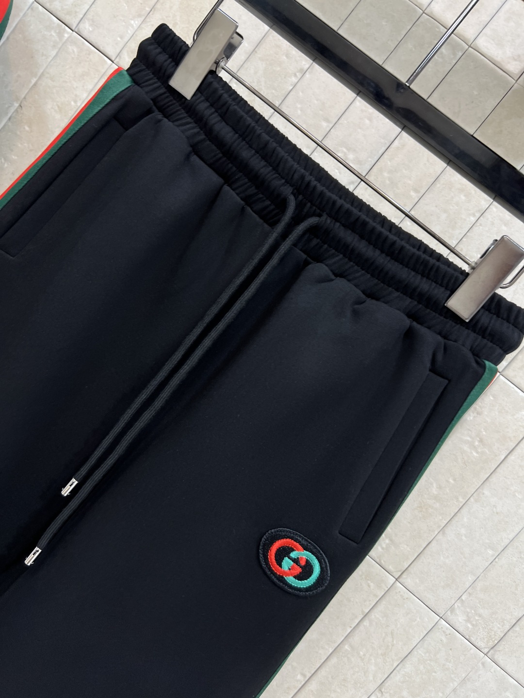 G家 25秋冬新款 经典红绿拼色logo运动休闲套装 连帽拉链外套+松紧腰阔腿裤 一套上身帅气又拉风 美