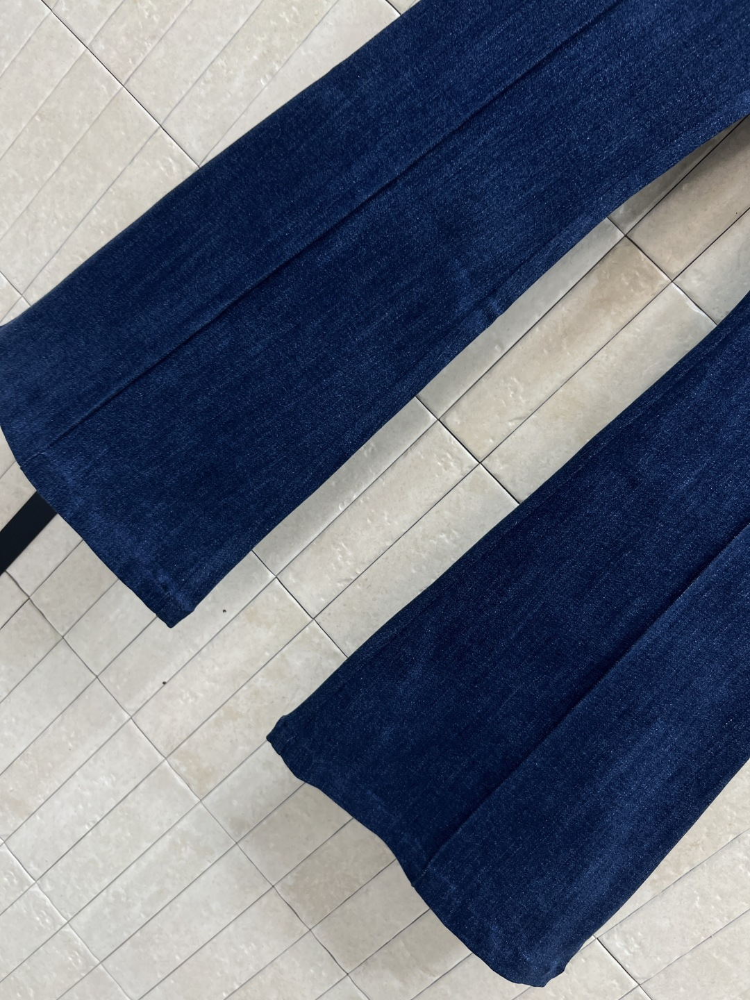 L家 25秋冬新款 高腰牛仔微喇叭裤 高腰版型 提高腰线 轻松分割身材比例 上身显高显瘦绝绝子 喇叭裤超