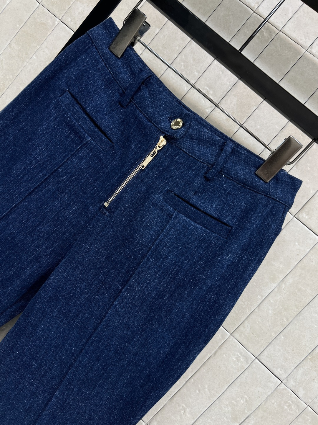 L家 25秋冬新款 高腰牛仔微喇叭裤 高腰版型 提高腰线 轻松分割身材比例 上身显高显瘦绝绝子 喇叭裤超