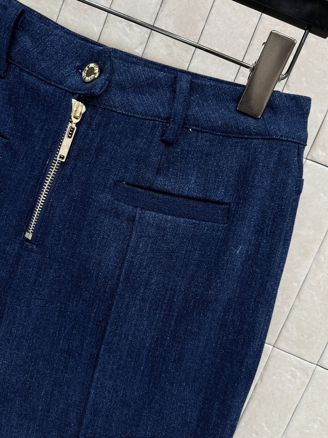 L家 25秋冬新款 高腰牛仔微喇叭裤 高腰版型 提高腰线 轻松分割身材比例 上身显高显瘦绝绝子 喇叭裤超