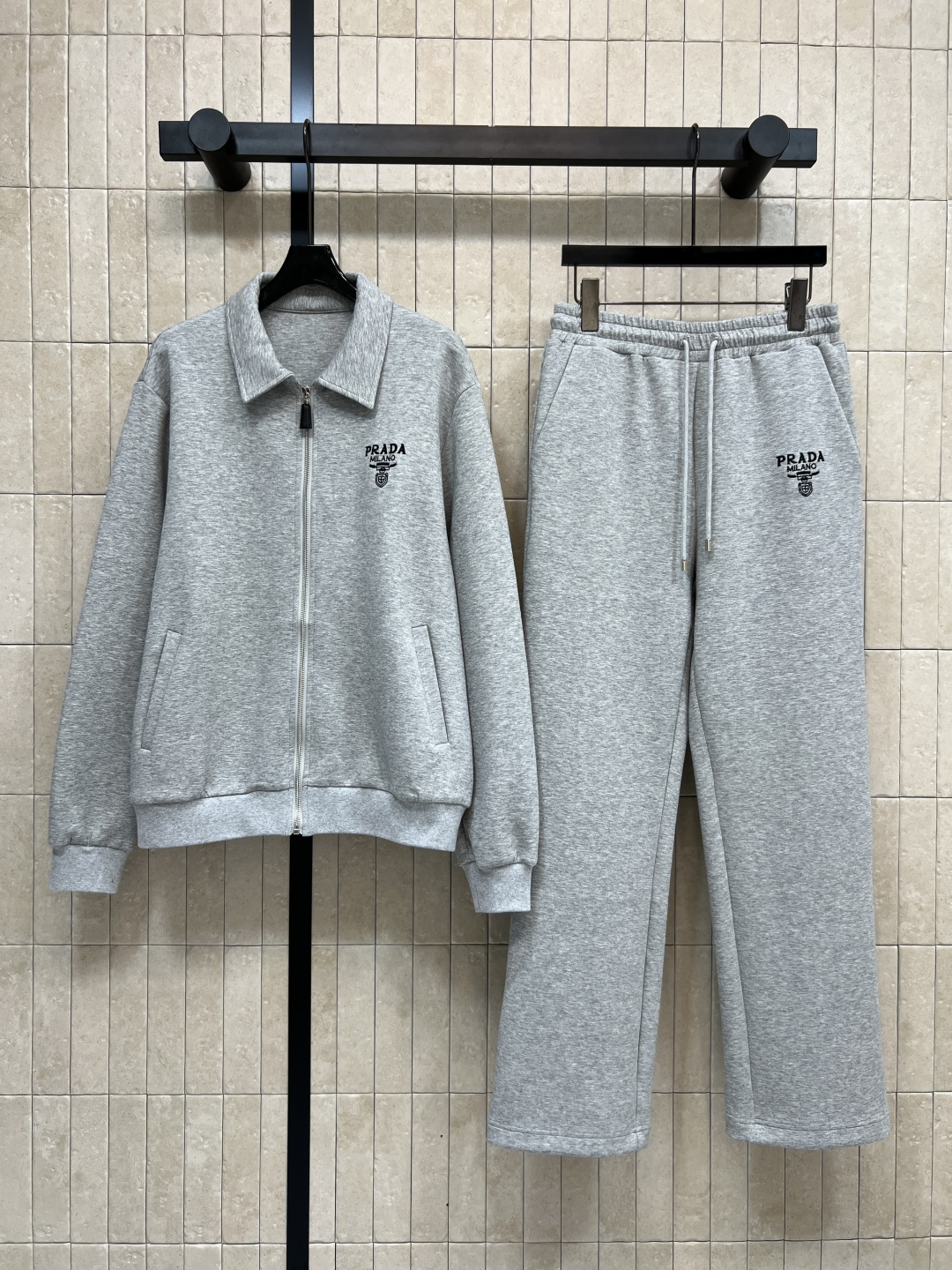 NO:535087,PD Home 25 autumn and winter new styles, triangle hooded casual suit, hooded zipper jacket + high waist wide-leg pants, a set of casual and lazy, super casual, high-slim and slim, with a fashionable aura, daily wear and casual recommendations, fabrics and details are exquisite, classic inverted triangle coated enamel logo embellishment, low-key and luxurious, detail online, two-color three-code Size/S-M-L,,dior, jackets & coats,hats,alexander wang19860909PD家 25秋冬新款 三角标连帽休闲套装 连帽拉链外套+高腰阔腿裤 一套搭配休闲慵懒超级随性 显高显瘦绝绝子 自带时髦气场 日常穿搭休闲推荐 面料到细节五金都很精致 经典的倒三角涂珐琅Logo点缀 低调奢华 细节感在线 两色三码Size/S-M-L,,dior,jackets & coats,hats,alexander wang,Women's clothing