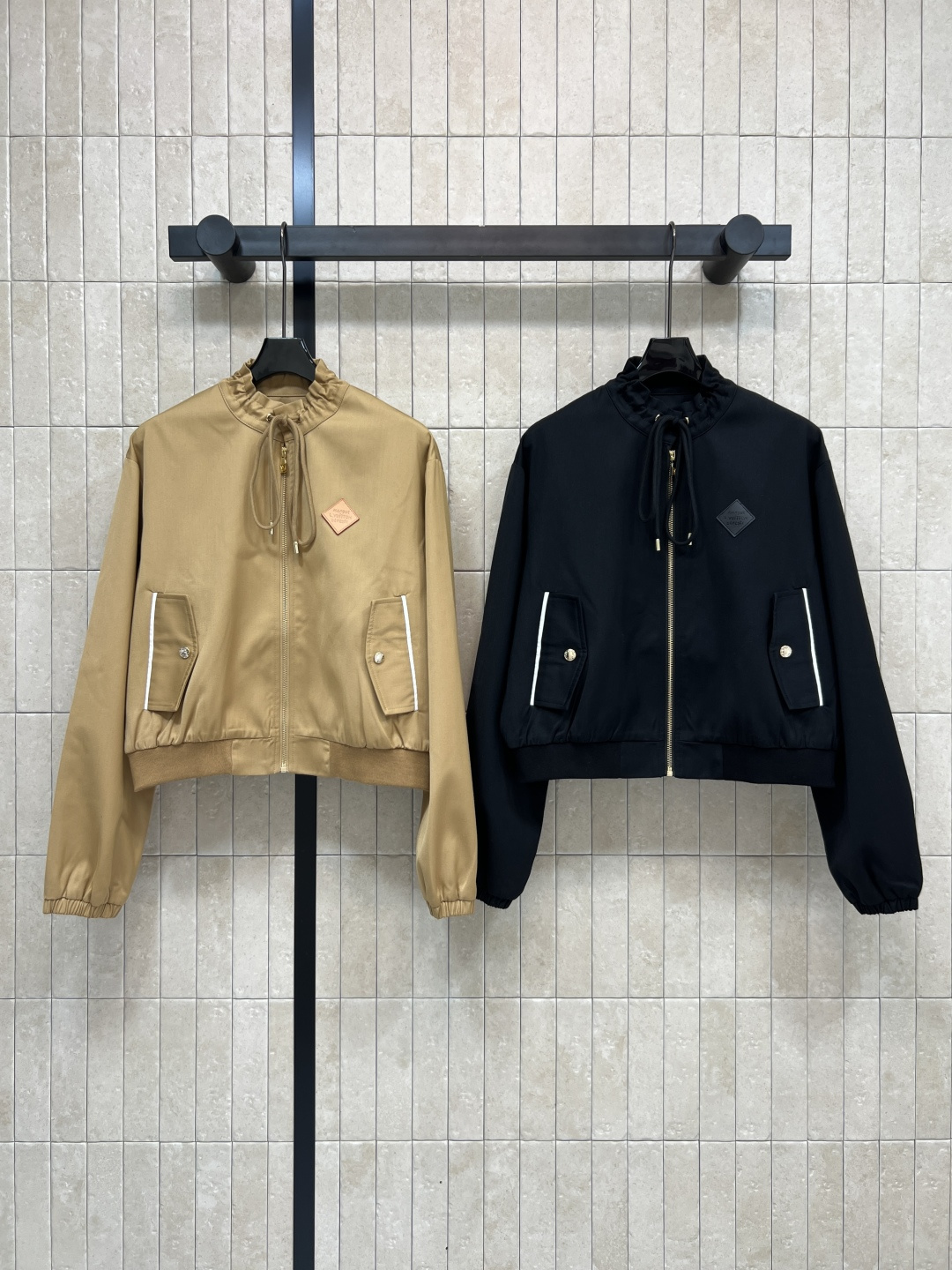 NO:535105,L's 25 autumn and winter new style, drawstring stand-up collar jacket, a style that can go out as soon as you wear it, no need to worry about matching, temperament, cool and stylish work style, drawstring stand-up collar design, chest with logo, full of high-end and fashionable texture, convenient and cool, casual and casual, loose style is not picky, any figure is OK, two colors and three codes Size/S-M-L,,louis vuitton, jackets & coats, jackets & coats, alexander wang19860909L家25秋冬新款 抽绳立领夹克外套 一穿就能出门的款 完全不用费心费力搭配 气质工装风酷帅有型 抽绳立领设计 胸口饰有Logo 装饰满满的高级时髦质感 即方便又酷帅 随性休闲 宽松版型基础不挑人 任何身材都OK 两色三码Size/S-M-L,,louis vuitton,jackets & coats,jackets & coats,alexander wang,Women's clothing