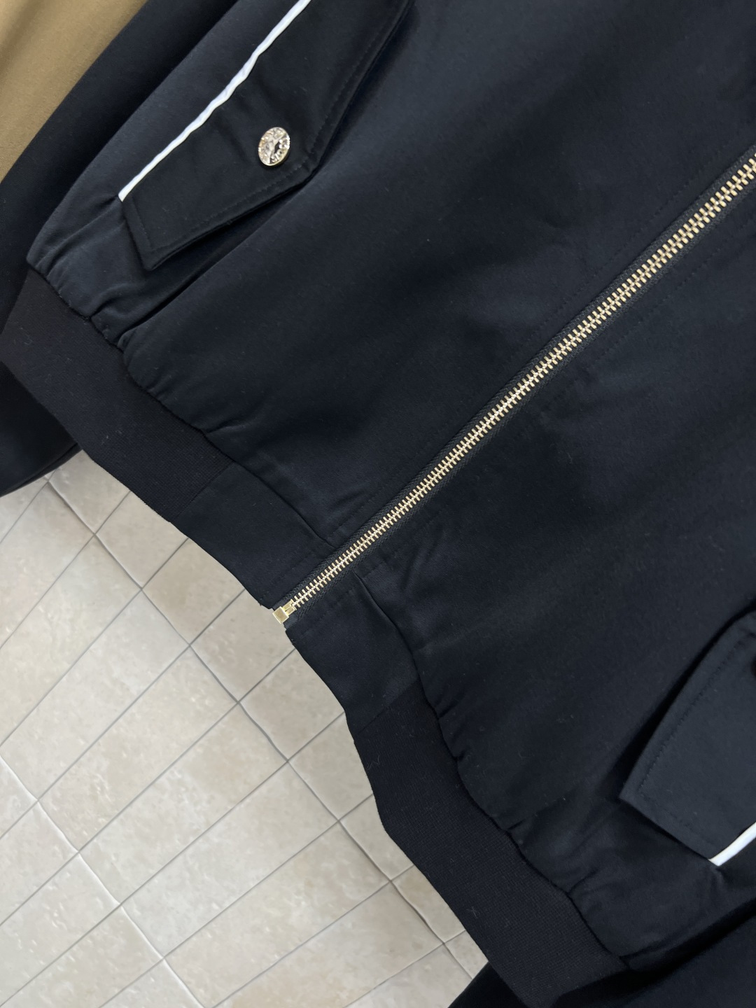 L家25秋冬新款 抽绳立领夹克外套 一穿就能出门的款 完全不用费心费力搭配 气质工装风酷帅有型 抽绳立领