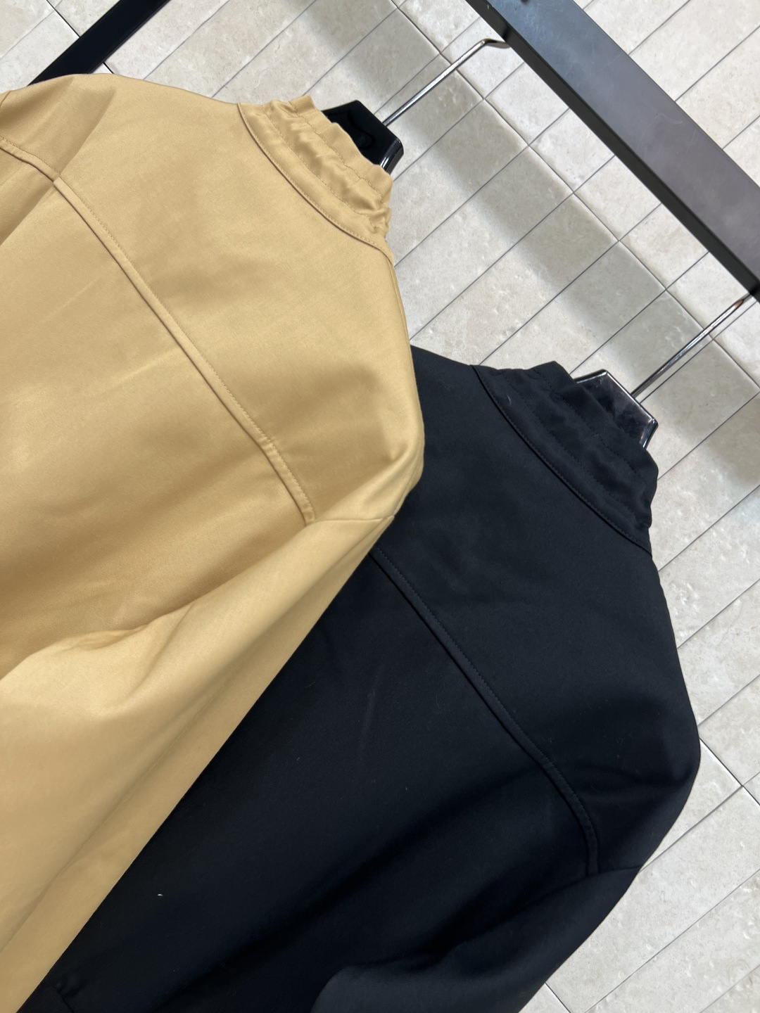 L家25秋冬新款 抽绳立领夹克外套 一穿就能出门的款 完全不用费心费力搭配 气质工装风酷帅有型 抽绳立领