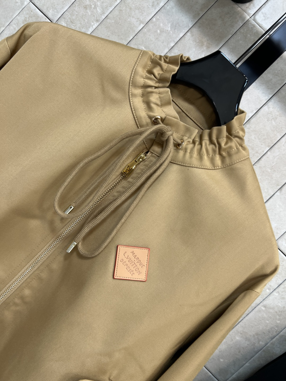 L家25秋冬新款 抽绳立领夹克外套 一穿就能出门的款 完全不用费心费力搭配 气质工装风酷帅有型 抽绳立领