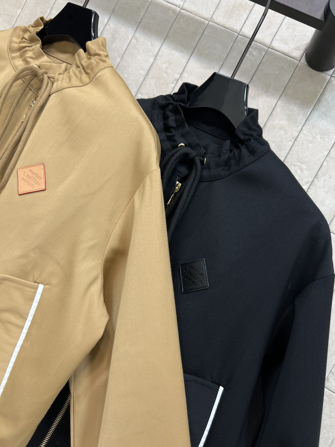 L家25秋冬新款 抽绳立领夹克外套 一穿就能出门的款 完全不用费心费力搭配 气质工装风酷帅有型 抽绳立领