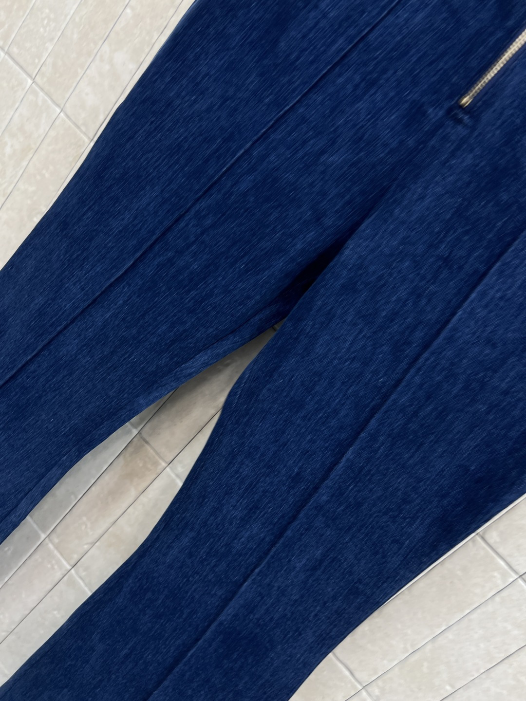 L家 25秋冬新款 高腰牛仔微喇叭裤 高腰版型 提高腰线 轻松分割身材比例 上身显高显瘦绝绝子 喇叭裤超