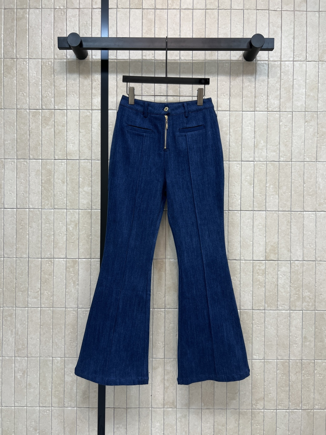 NO:535093,L's 25 autumn and winter new style, high-waist denim micro-flare trousers, high-waisted style, improve waistline, easy to divide body proportions, high-body look slim, stunning, bell-bottom pants super modified leg shape, good-looking whenever they match, huge legs look versatile and not picky, one color three sizes,,louis vuitton,alexander wang19860909L家 25秋冬新款 高腰牛仔微喇叭裤 高腰版型 提高腰线 轻松分割身材比例 上身显高显瘦绝绝子 喇叭裤超级修饰腿型 随便搭配都好看 巨显腿长 百搭不挑人 一色三码,,louis vuitton,alexander wang,Women's clothing