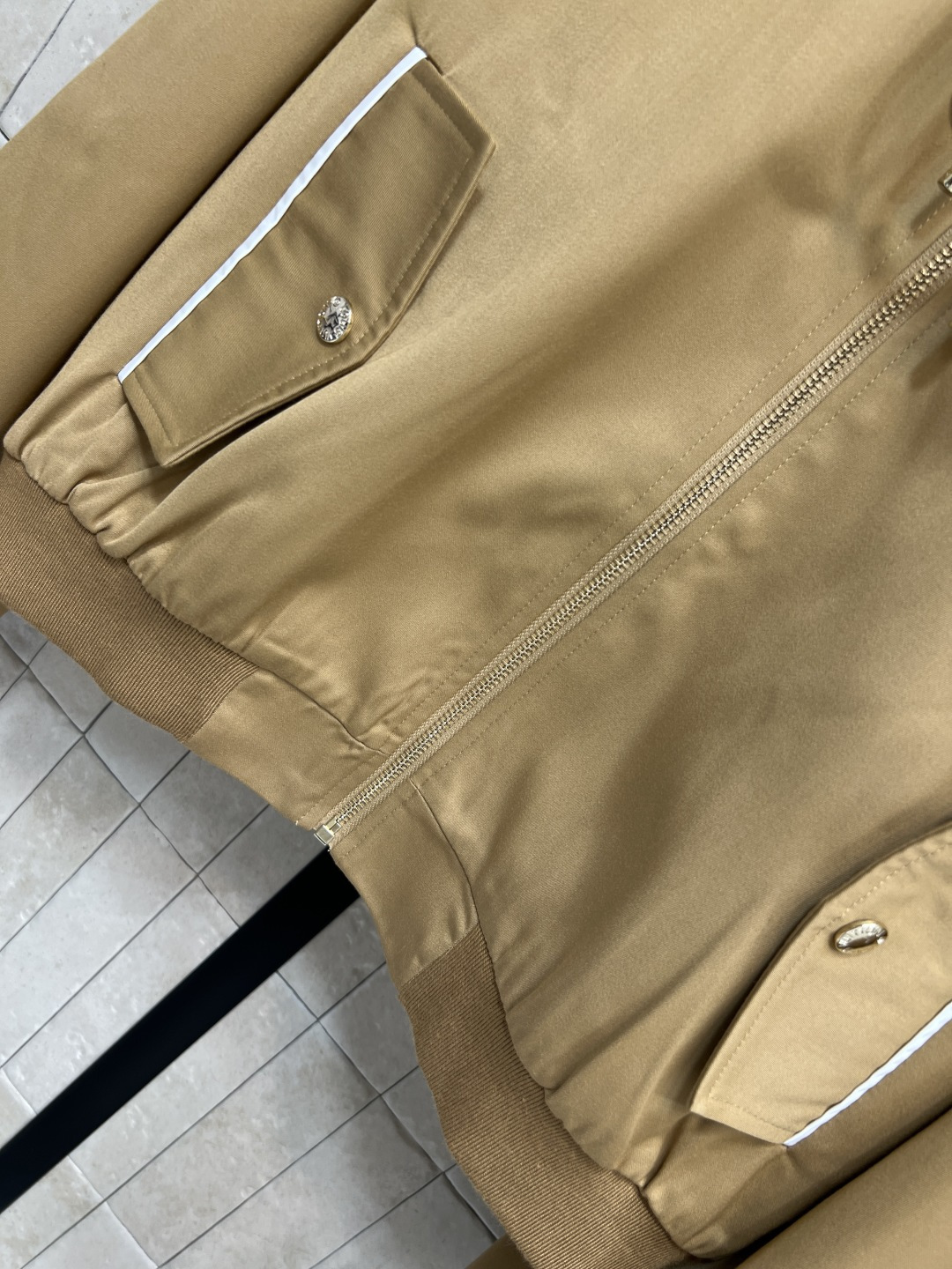 L家25秋冬新款 抽绳立领夹克外套 一穿就能出门的款 完全不用费心费力搭配 气质工装风酷帅有型 抽绳立领