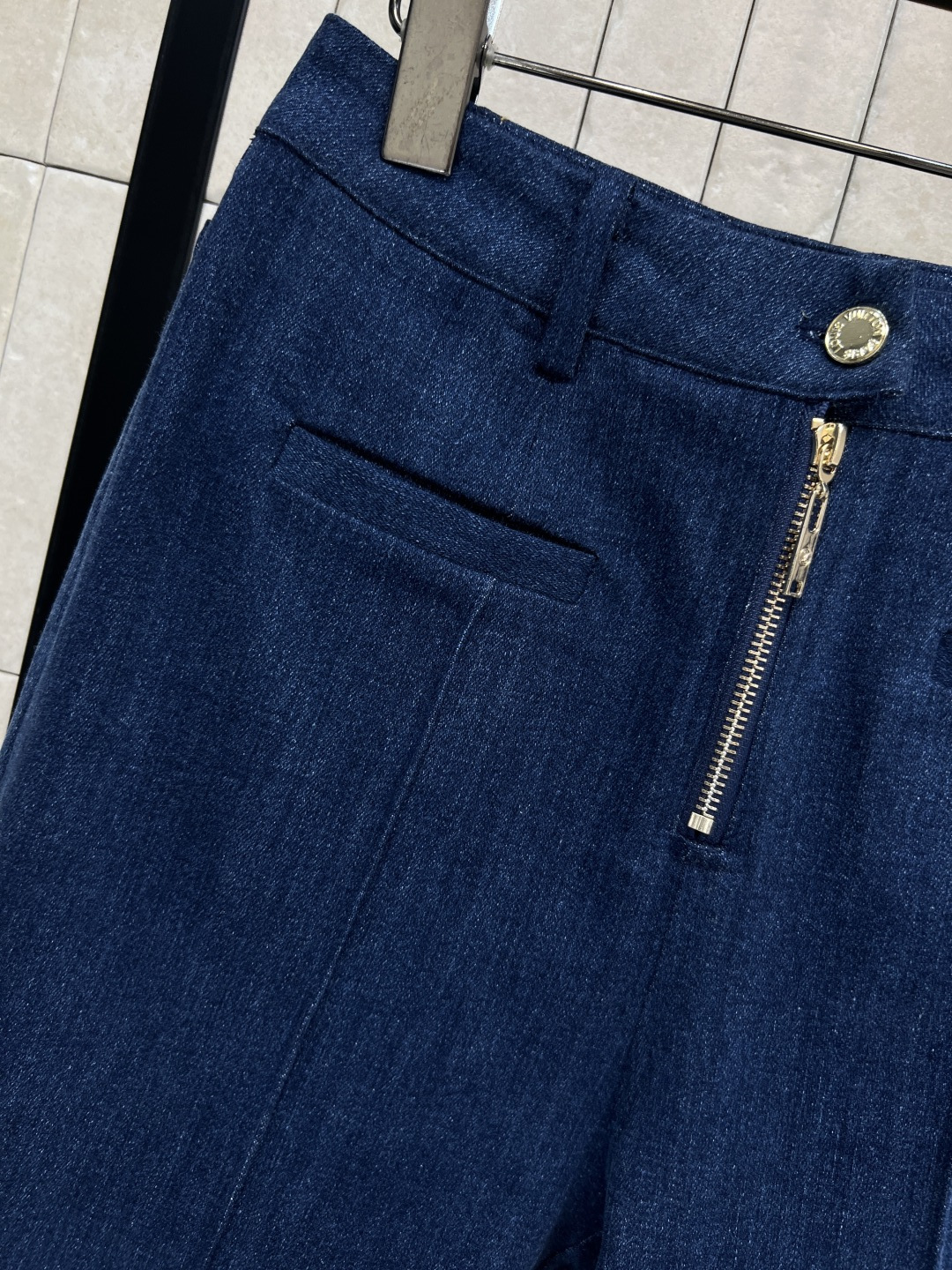 L家 25秋冬新款 高腰牛仔微喇叭裤 高腰版型 提高腰线 轻松分割身材比例 上身显高显瘦绝绝子 喇叭裤超