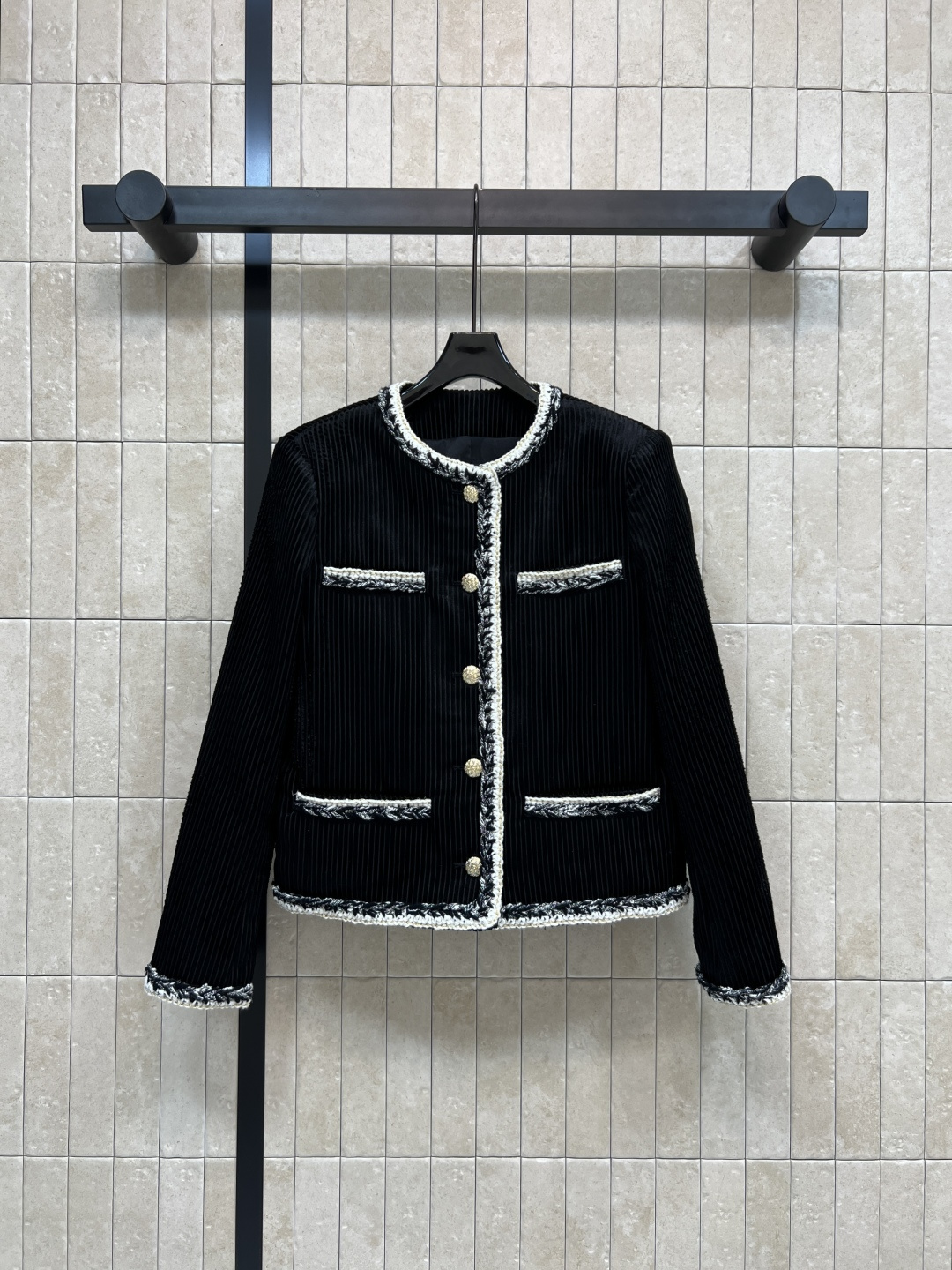 NO:535083,New autumn and winter style corduroy round neck short jacket Contrast colored round neck jacket is very soft and high-end, it looks great with pants or skirts, super easy to control, with gold zipper closure, short silhouette style, small one can easily control, while making taller and just covering the flesh, the upper body reduces age and is handsome, the workmanship is very good, one color three-code Size/S-M-L,, skirts, jackets & coats, alexander wang19860909秋冬新款 灯芯绒圆领短款外套 撞色包边圆领外套非常的软糯高级 无论搭配裤子还是裙子都很好看 超级好驾驭 配金色拉链开合 廓形短款版型 小个子也能轻松驾驭 显高的同时又能恰到好处的遮肉 上身减龄又帅气 做工品质都很赞一色三码 Size/S-M-L,,skirts,jackets & coats,alexander wang,Women's clothing