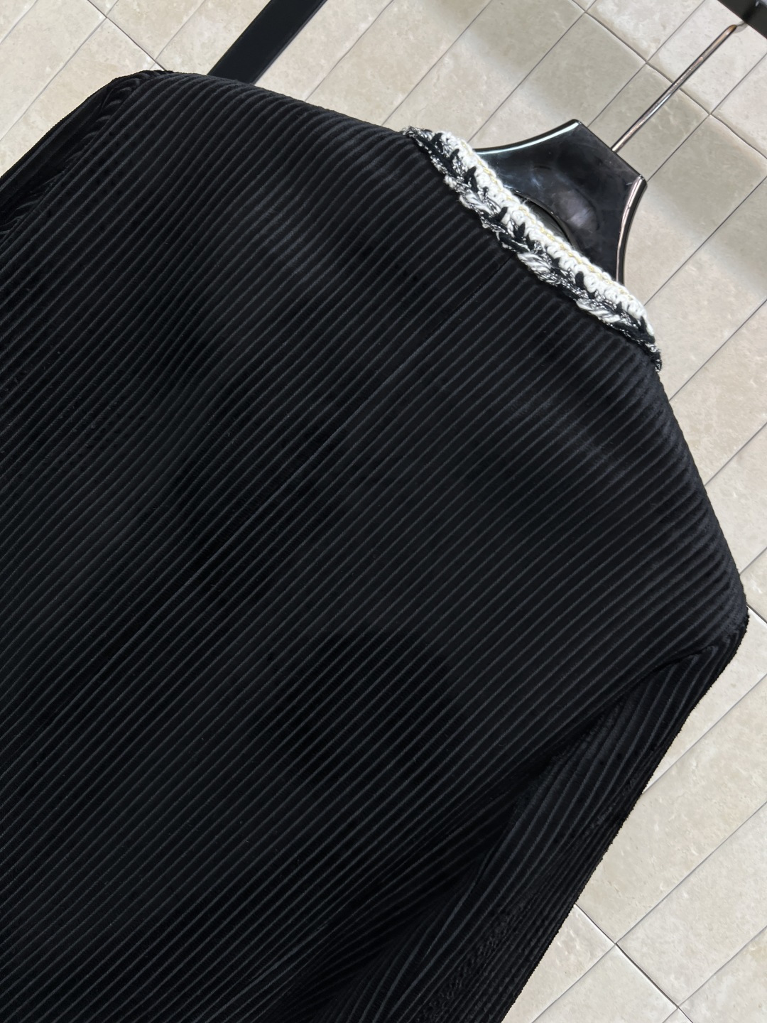 25秋冬新款 灯芯绒圆领短款外套 撞色包边圆领外套非常的软糯高级 无论搭配裤子还是裙子都很好看 超级好驾