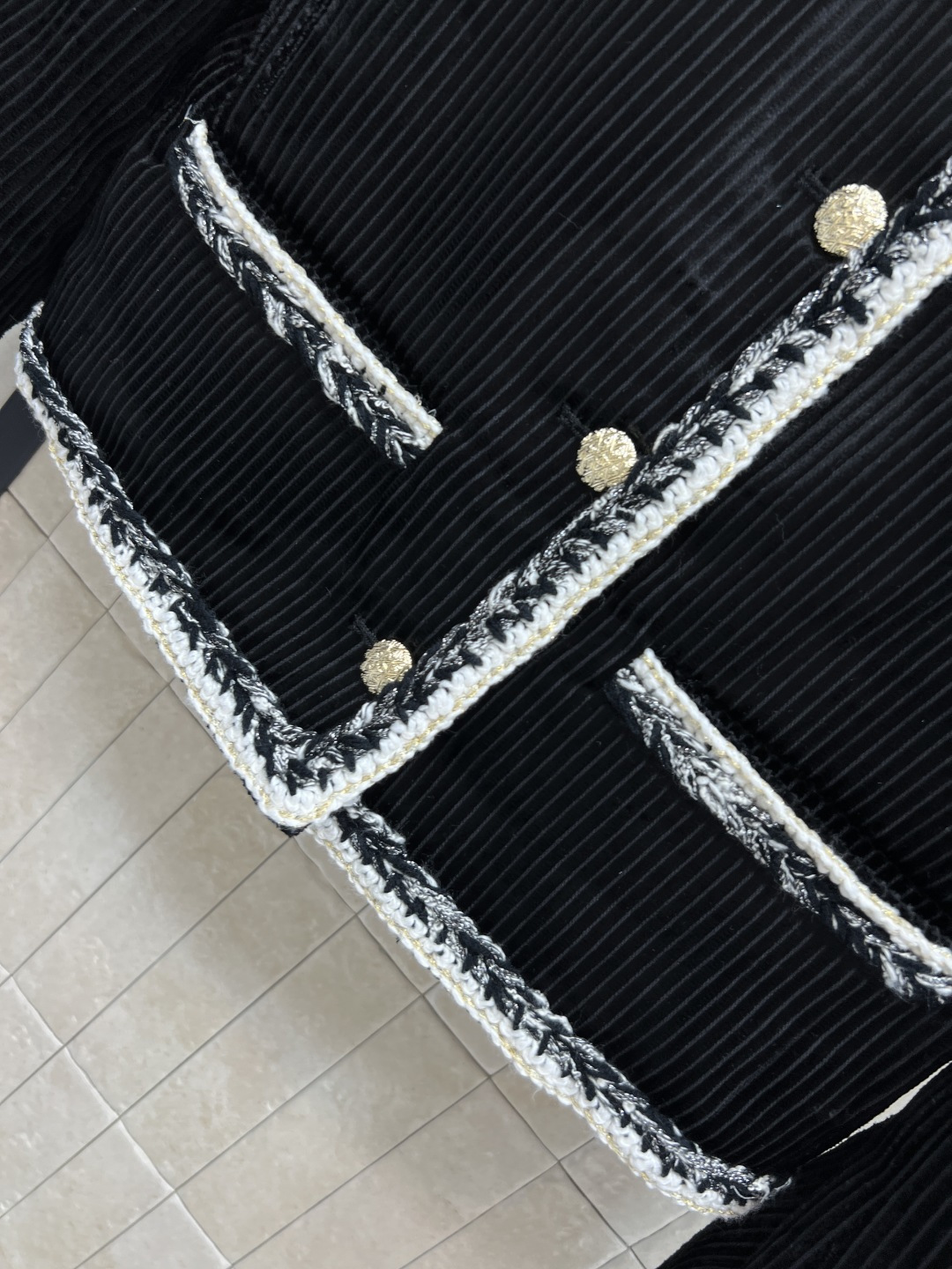 25秋冬新款 灯芯绒圆领短款外套 撞色包边圆领外套非常的软糯高级 无论搭配裤子还是裙子都很好看 超级好驾