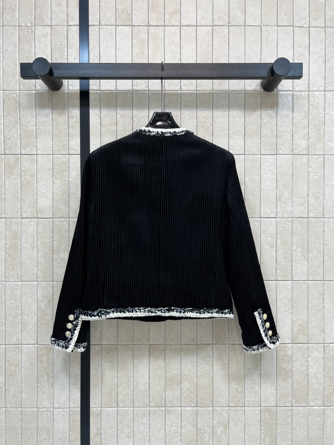 25秋冬新款 灯芯绒圆领短款外套 撞色包边圆领外套非常的软糯高级 无论搭配裤子还是裙子都很好看 超级好驾