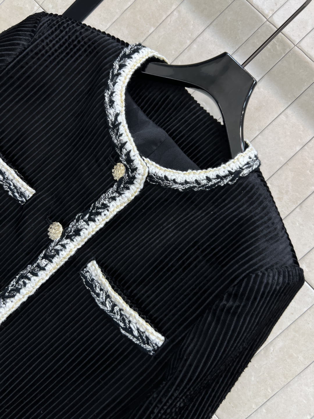 25秋冬新款 灯芯绒圆领短款外套 撞色包边圆领外套非常的软糯高级 无论搭配裤子还是裙子都很好看 超级好驾