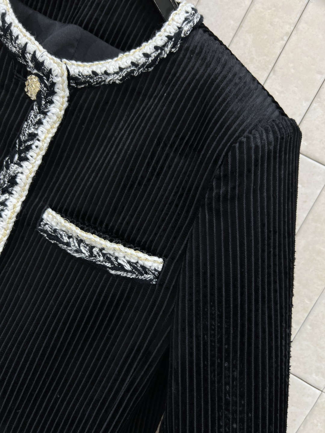 25秋冬新款 灯芯绒圆领短款外套 撞色包边圆领外套非常的软糯高级 无论搭配裤子还是裙子都很好看 超级好驾