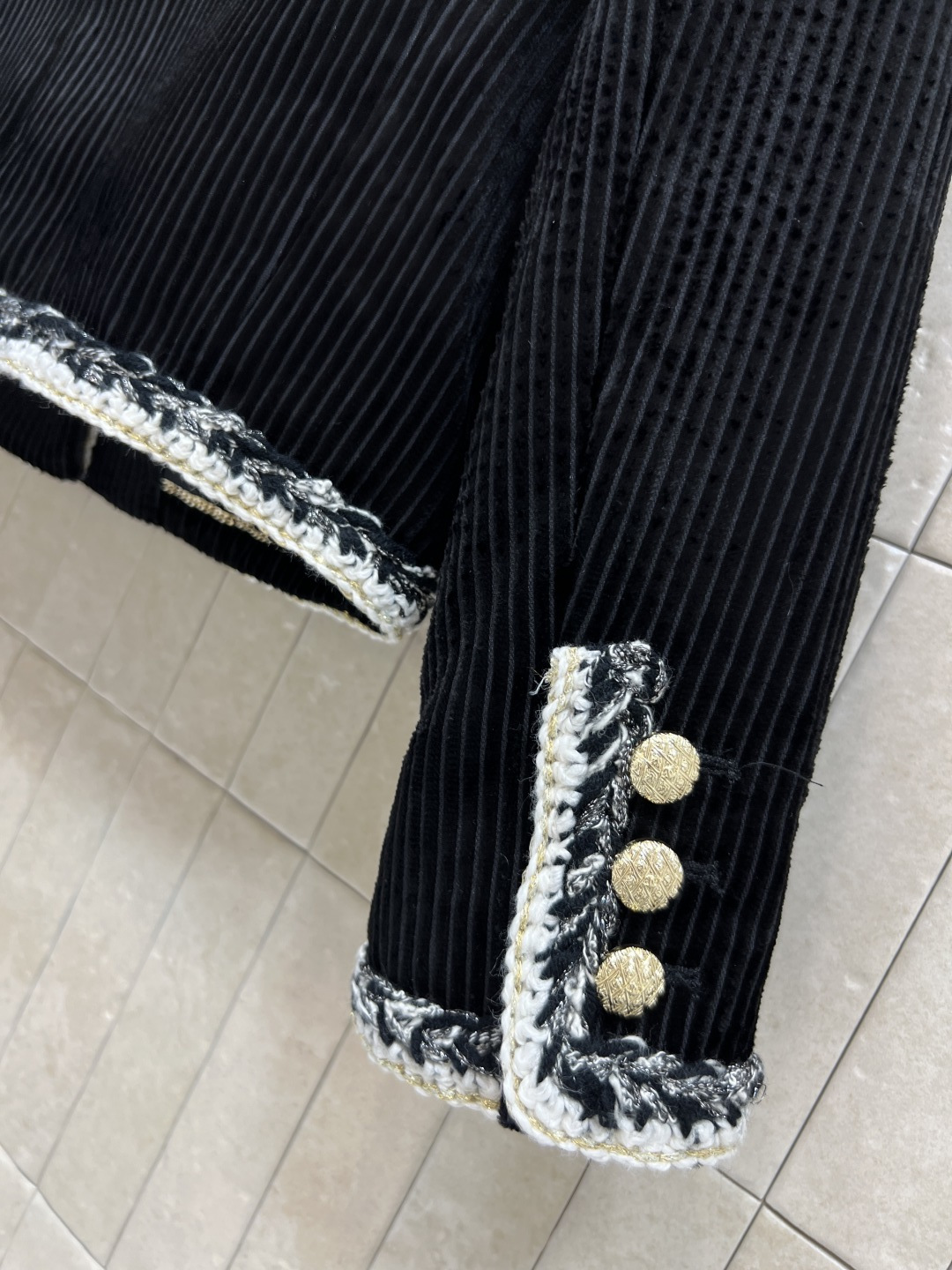 25秋冬新款 灯芯绒圆领短款外套 撞色包边圆领外套非常的软糯高级 无论搭配裤子还是裙子都很好看 超级好驾