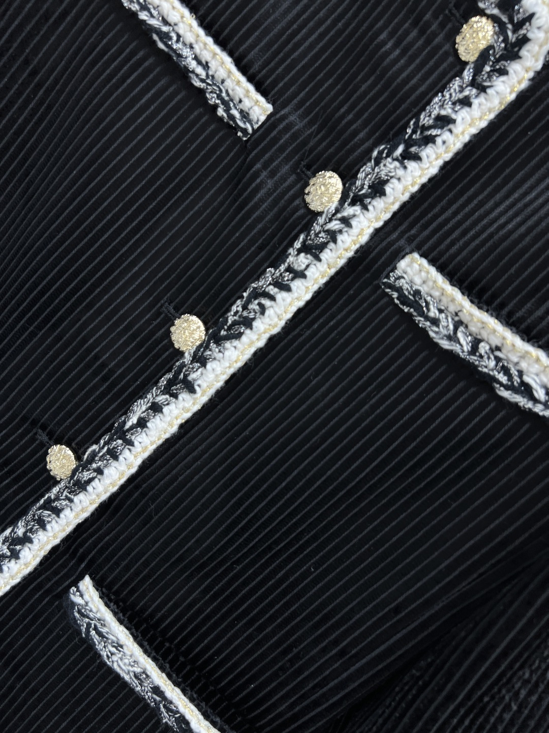 25秋冬新款 灯芯绒圆领短款外套 撞色包边圆领外套非常的软糯高级 无论搭配裤子还是裙子都很好看 超级好驾