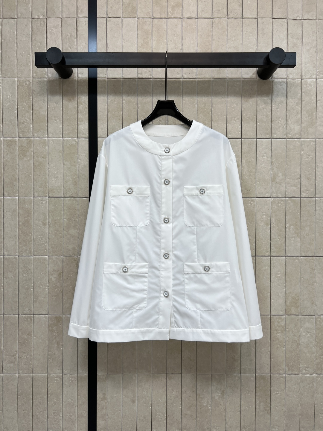 NO:535109,Xiaoxiangjia 25 autumn and winter new style round neck shirt fashionable shirt The real thing looks so good and very elegant. Pocket letter design Loose tailoring Whether it is matched with a skirt or pants, it can make the proportion of long legs. It is casual and lazy. Details are online. One color three-code Size/S-M-L, chanel, skirts, shirts, alexander wang19860909小香家 25秋冬新款 圆领衬衫 时髦到炸的衬衫 实物太好看了 很显气质 口袋字母设计 宽松的剪裁 不管是搭配半裙或者裤子都可以显长腿比例 随意慵懒 细节感在线 一色三码Size/S-M-L,,chanel,skirts,shirts,alexander wang,Women's clothing