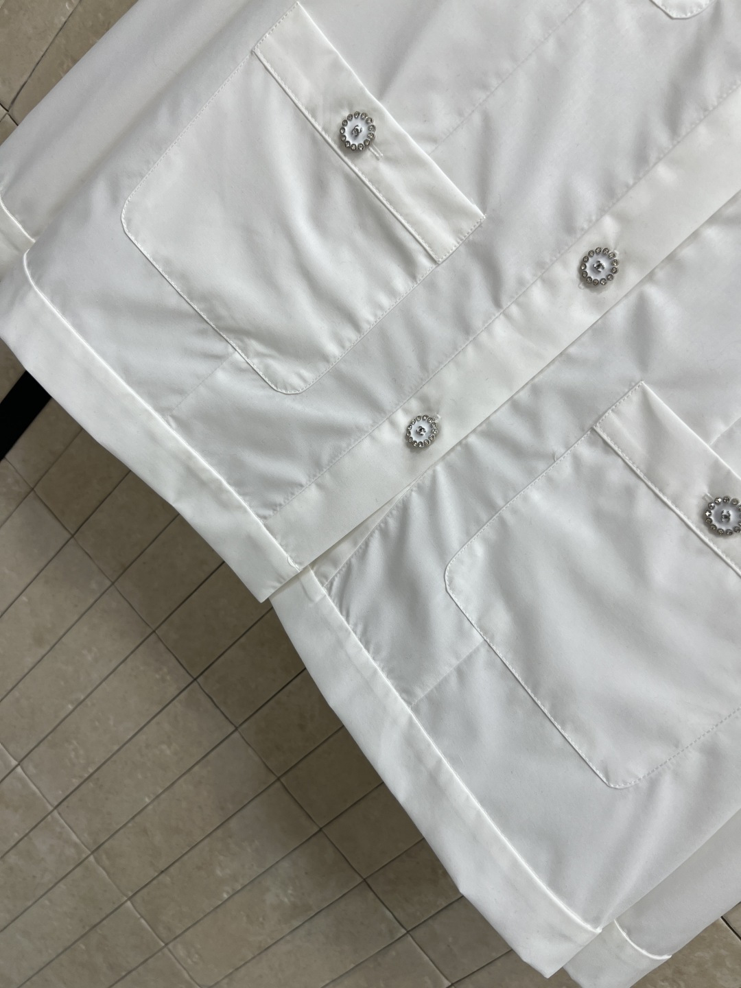 小香家 25秋冬新款 圆领衬衫 时髦到炸的衬衫 实物太好看了 很显气质 口袋字母设计 宽松的剪裁 不管是