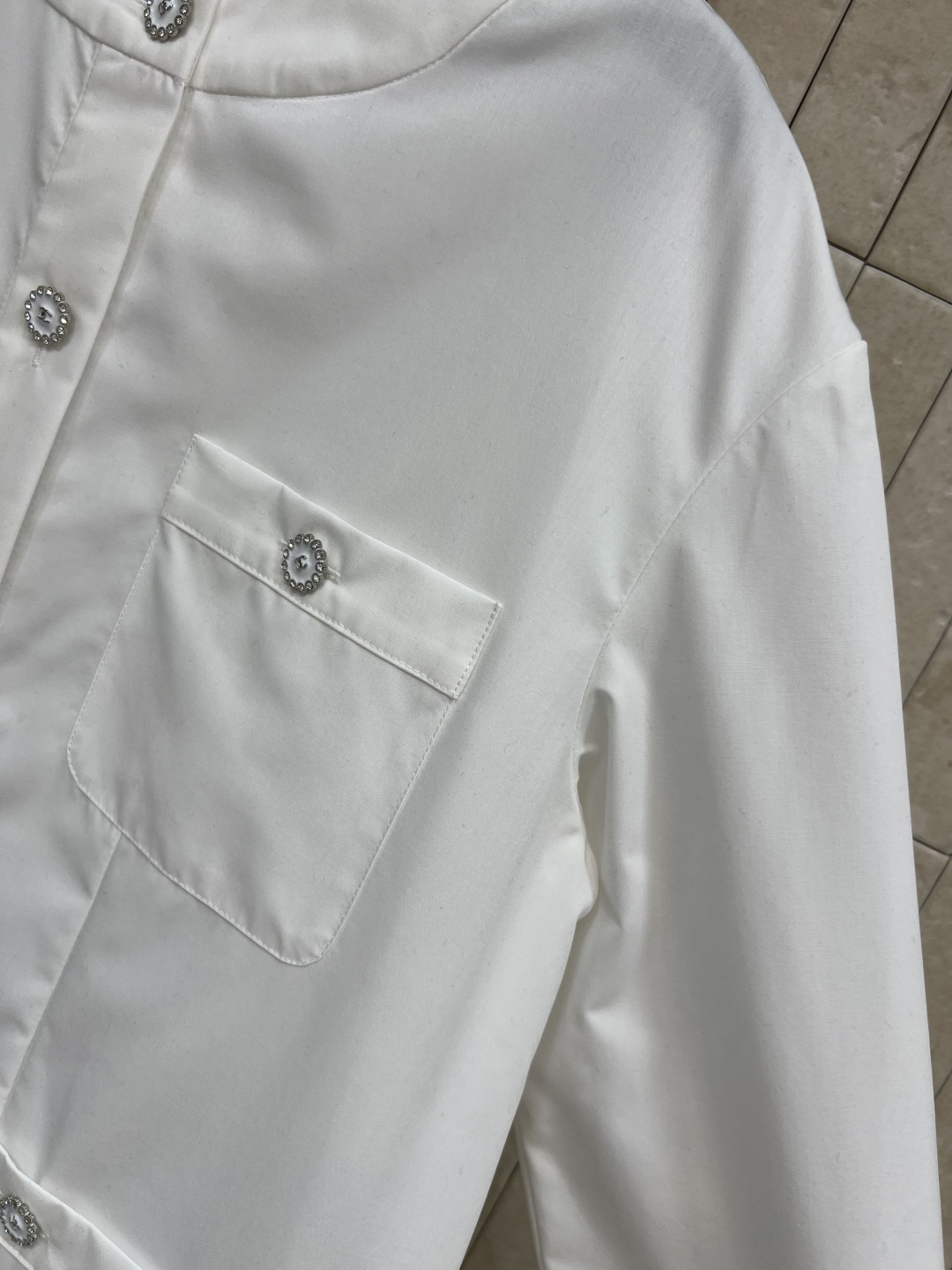 小香家 25秋冬新款 圆领衬衫 时髦到炸的衬衫 实物太好看了 很显气质 口袋字母设计 宽松的剪裁 不管是