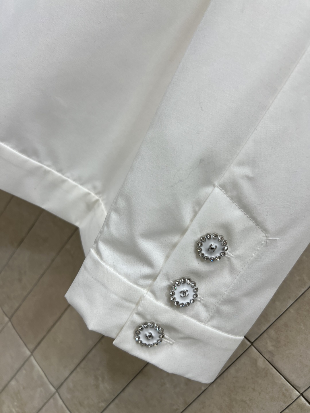 小香家 25秋冬新款 圆领衬衫 时髦到炸的衬衫 实物太好看了 很显气质 口袋字母设计 宽松的剪裁 不管是