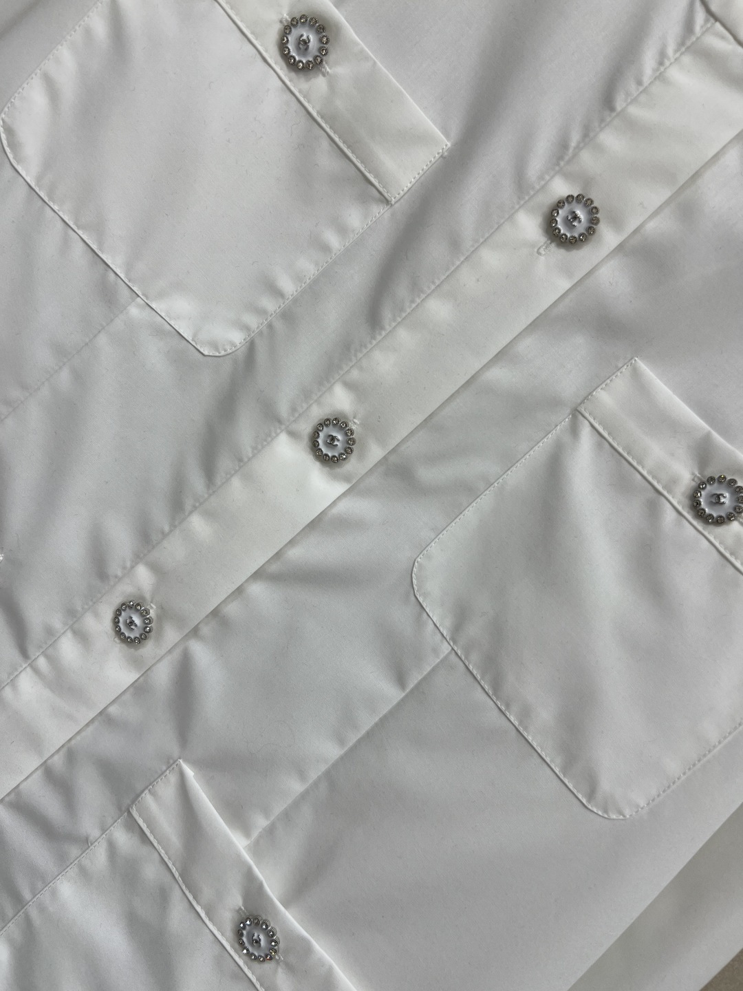 小香家 25秋冬新款 圆领衬衫 时髦到炸的衬衫 实物太好看了 很显气质 口袋字母设计 宽松的剪裁 不管是