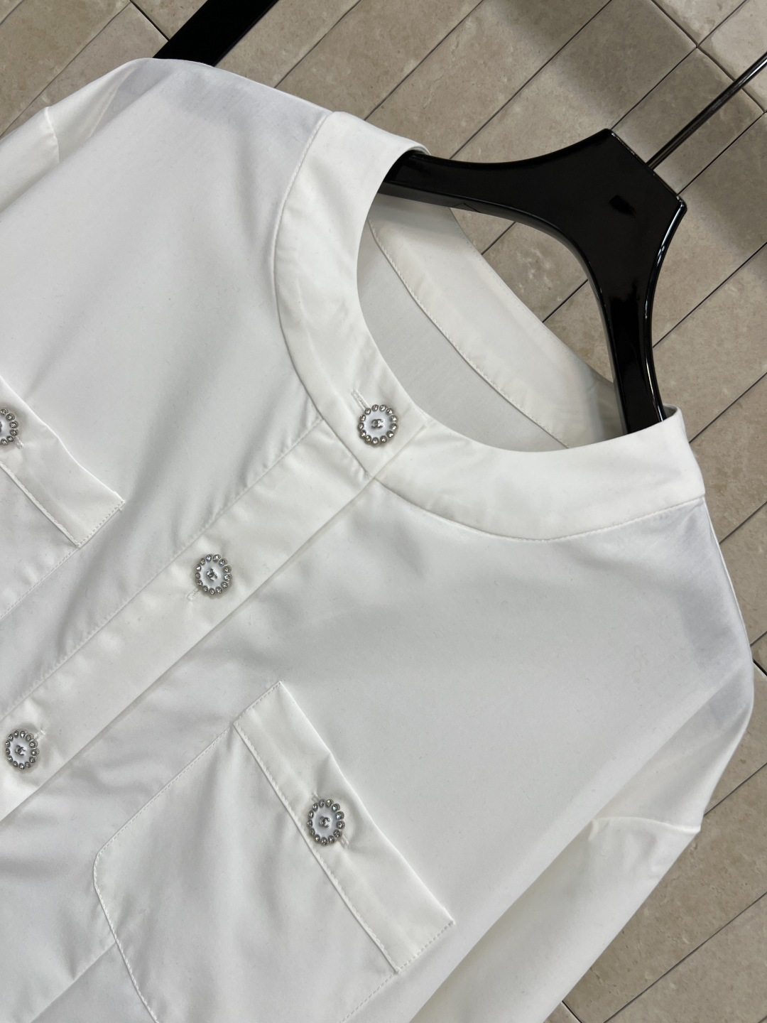 小香家 25秋冬新款 圆领衬衫 时髦到炸的衬衫 实物太好看了 很显气质 口袋字母设计 宽松的剪裁 不管是