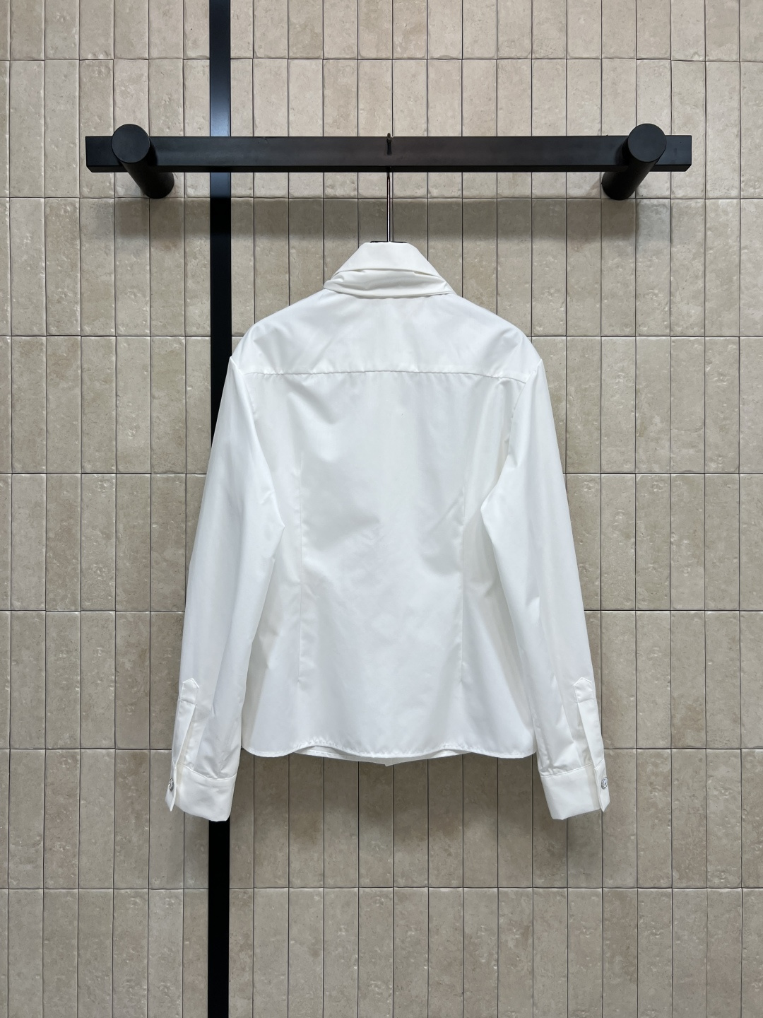 小香家 25秋冬新款 系带翻领衬衫 温婉气质翻倍 矜贵气韵立马拿捏 领口可系带蝴蝶结 点亮造型 立体收腰