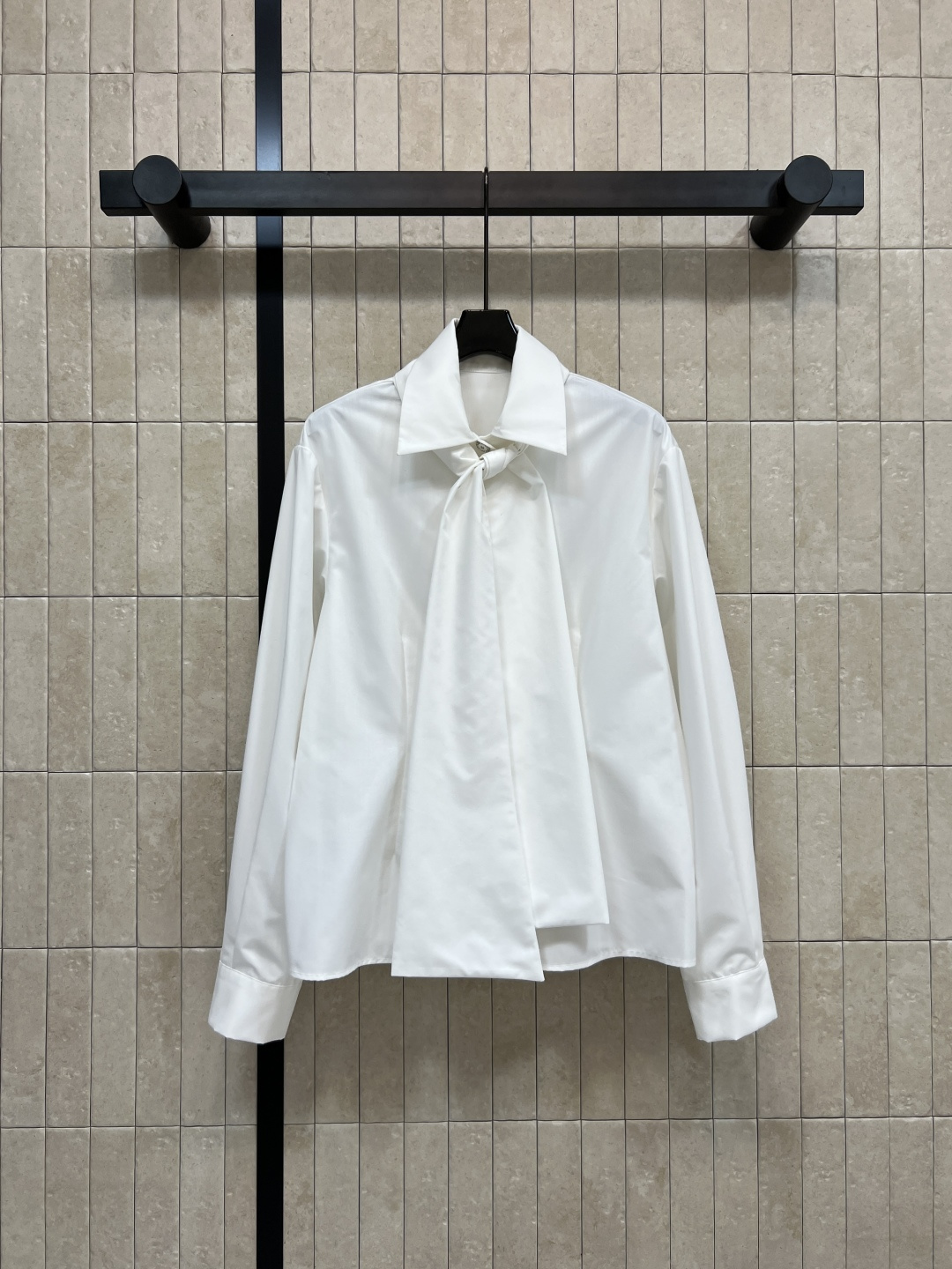 NO:535119,Xiaoxiangjia 25 autumn and winter new style, tied lapel shirt, gentle temperament doubled, noble temperament, immediately grasped, necklace can be tied with bow, lit up, three-dimensional waist-hugging style easily defeats pure white shirt, design characteristics, fashionable and versatile, gentle and elegant, you won’t make any mistakes when wearing it, one color three-code Size/S-M-L,, chanel,shirts,alexander wang19860909小香家 25秋冬新款 系带翻领衬衫 温婉气质翻倍 矜贵气韵立马拿捏 领口可系带蝴蝶结 点亮造型 立体收腰版型轻松打败纯白衬衫 有设计特点又时髦百搭 温柔有气质 怎么穿都不会出错 一色三码Size/S-M-L,,chanel,shirts,alexander wang,Women's clothing