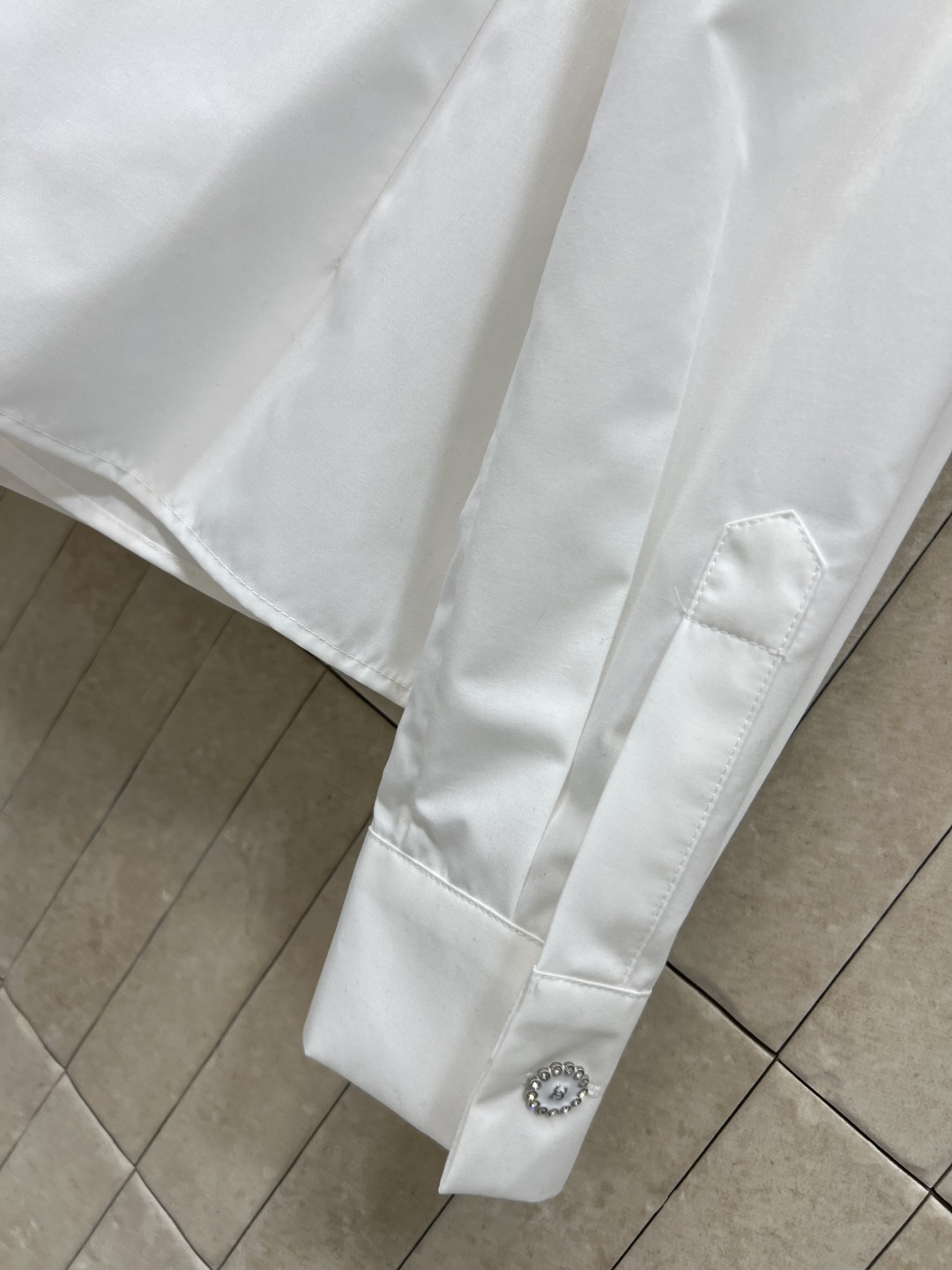 小香家 25秋冬新款 系带翻领衬衫 温婉气质翻倍 矜贵气韵立马拿捏 领口可系带蝴蝶结 点亮造型 立体收腰