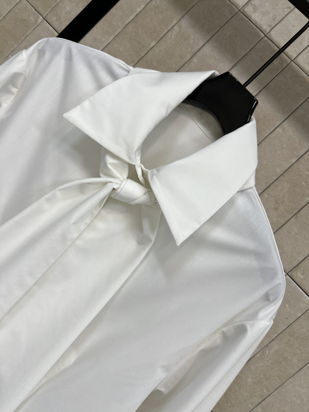 小香家 25秋冬新款 系带翻领衬衫 温婉气质翻倍 矜贵气韵立马拿捏 领口可系带蝴蝶结 点亮造型 立体收腰