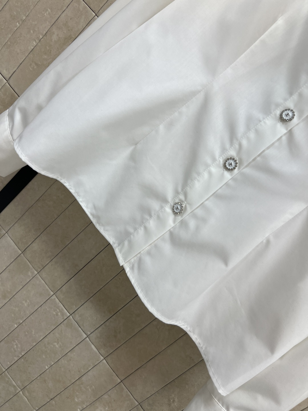 小香家 25秋冬新款 系带翻领衬衫 温婉气质翻倍 矜贵气韵立马拿捏 领口可系带蝴蝶结 点亮造型 立体收腰