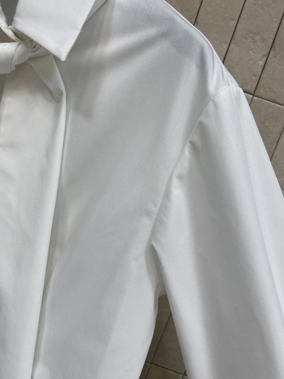 小香家 25秋冬新款 系带翻领衬衫 温婉气质翻倍 矜贵气韵立马拿捏 领口可系带蝴蝶结 点亮造型 立体收腰