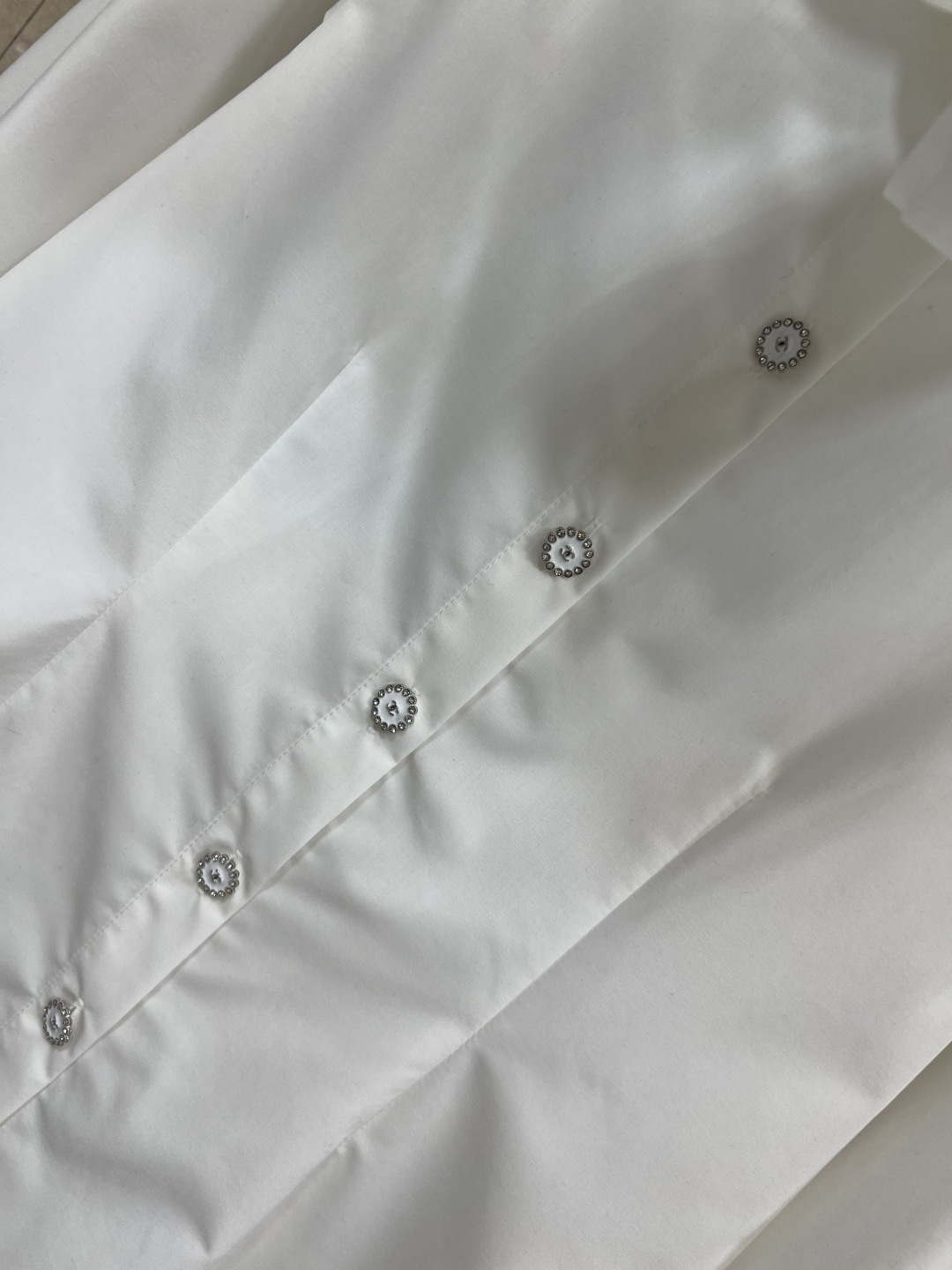 小香家 25秋冬新款 系带翻领衬衫 温婉气质翻倍 矜贵气韵立马拿捏 领口可系带蝴蝶结 点亮造型 立体收腰