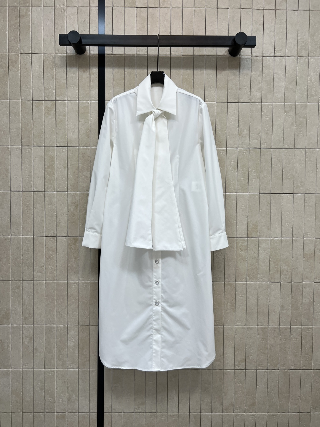 NO:535114,Xiaoxiangjia 25 autumn and winter new style, long shirt dress with lace-up lapels, can be used as a long shirt or as a dress. Retro and fashionable super classic. Everyday outfit can be used to reduce age and show elegant temperament. The neckline can be tied with bows. Light up the shape. The three-dimensional waist-hugging style can easily defeat the pure white shirt. It has design characteristics and is fashionable and versatile. Gentle and temperament. You won’t make any mistakes when wearing it. One color three-code Size/S-M-L, chanel, skirts, shirts, alexander wang19860909小香家 25秋冬新款 系带翻领长款衬衫连衣裙 可以当长款衬衫 或者当连衣裙穿 复古时髦超经典 日常穿搭一件搞定 减龄又显优雅气质 领口可系带蝴蝶结 点亮造型 立体收腰版型轻松打败纯白衬衫 有设计特点又时髦百搭 温柔有气质 怎么穿都不会出错 一色三码Size/S-M-L,,chanel,skirts,shirts,alexander wang,Women's clothing