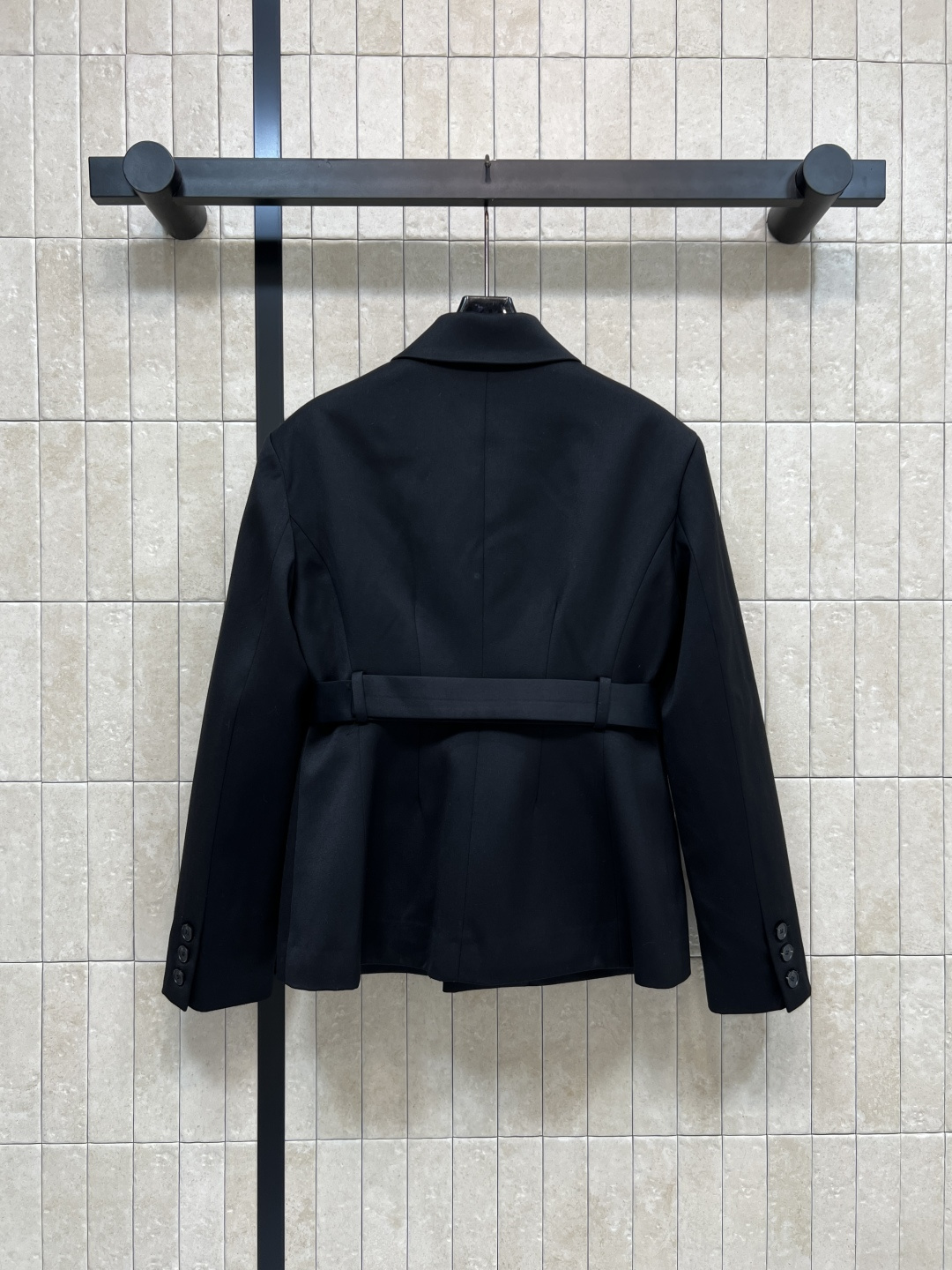 D家 25秋冬新款 侧边单排扣腰带西装外套 重工刺绣珠片蜻蜓装饰翻领 超赞的时髦感 立体廓形剪裁 侧边单