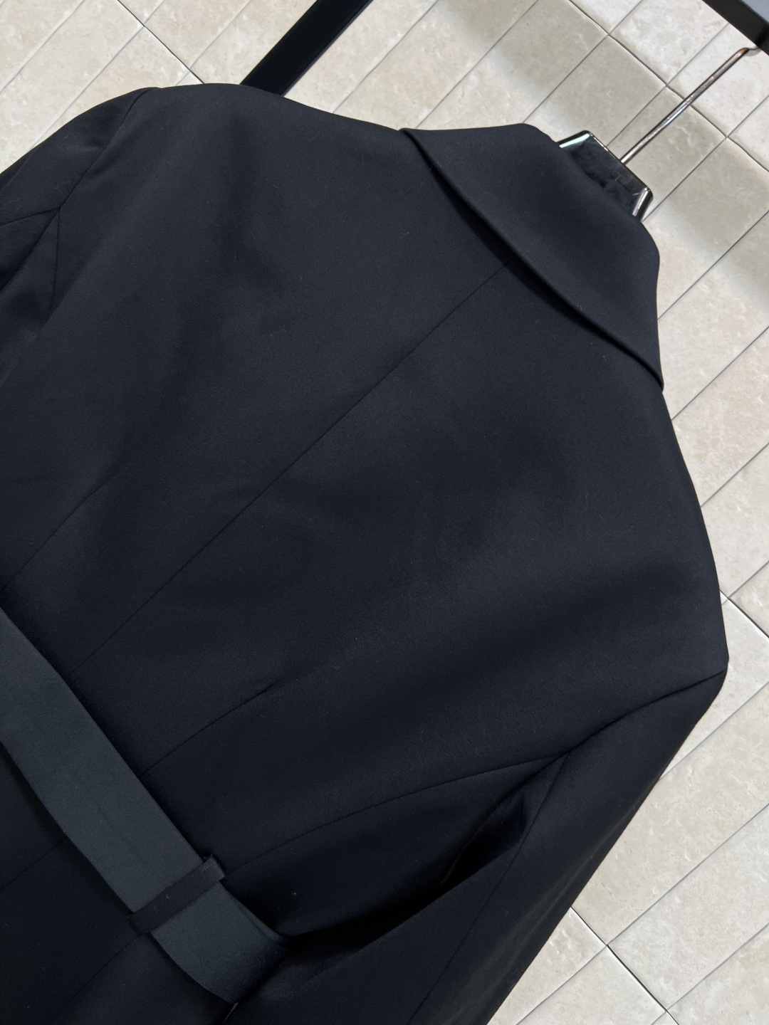 D家 25秋冬新款 侧边单排扣腰带西装外套 重工刺绣珠片蜻蜓装饰翻领 超赞的时髦感 立体廓形剪裁 侧边单