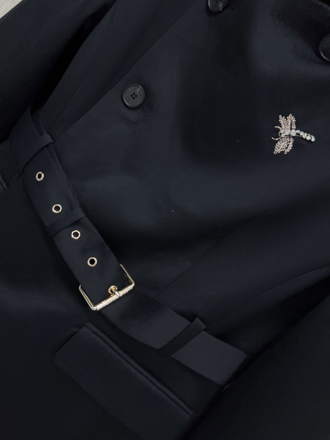 D家 25秋冬新款 侧边单排扣腰带西装外套 重工刺绣珠片蜻蜓装饰翻领 超赞的时髦感 立体廓形剪裁 侧边单