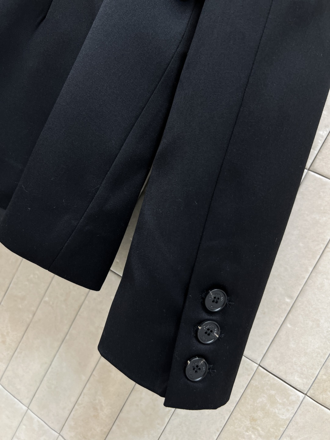 D家 25秋冬新款 侧边单排扣腰带西装外套 重工刺绣珠片蜻蜓装饰翻领 超赞的时髦感 立体廓形剪裁 侧边单