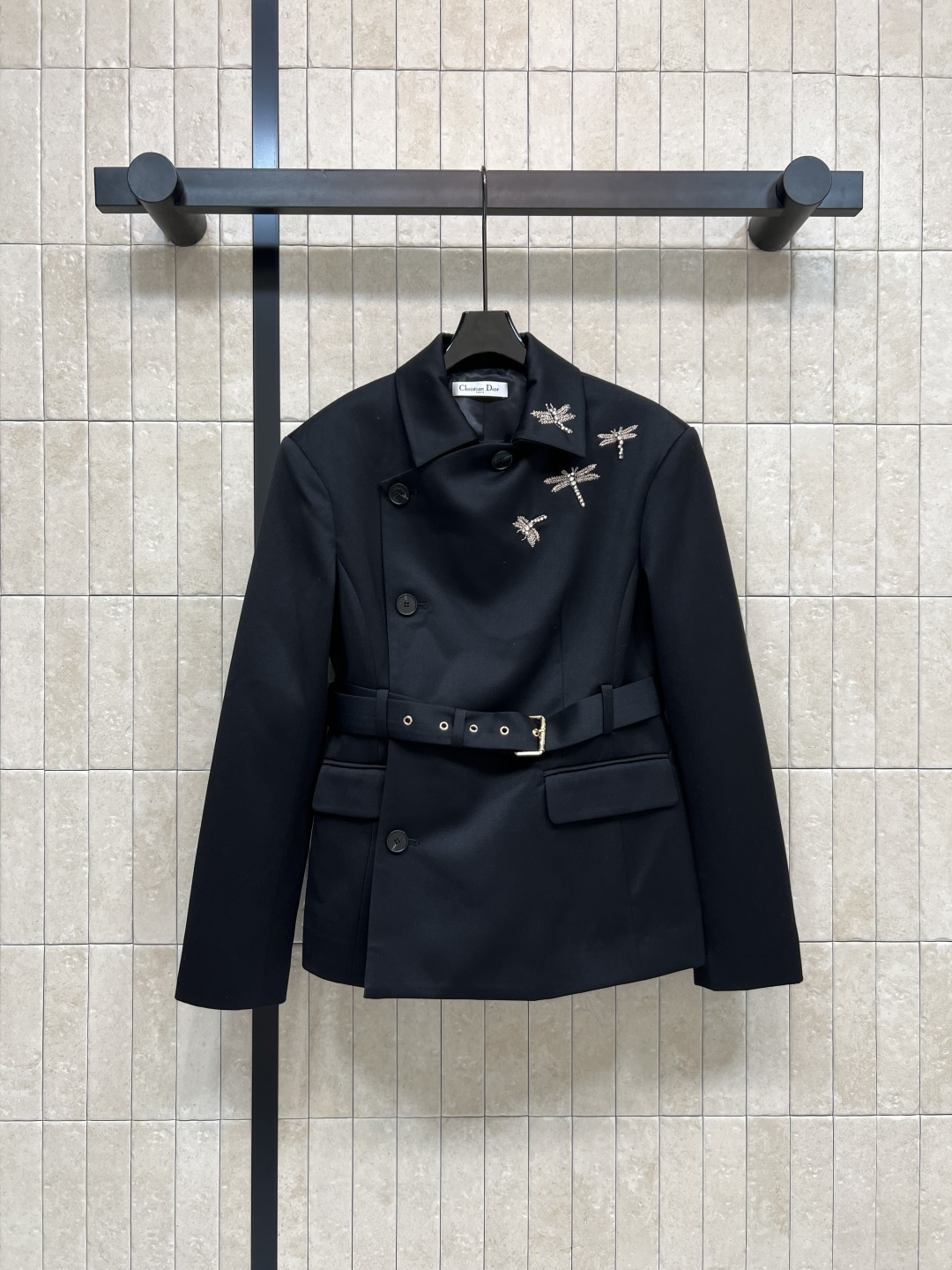 NO:535115,D Home 25 autumn and winter new style, side single-breasted belt suit jacket, heavy industry embroidery beads, dragonfly decorative lapel, excellent fashionable feeling, three-dimensional cut, side single-breasted design, simple and eye-catching, paired with belt waist, really temperament, delicate and comfortable, can be controlled by any figure, cool and cool upper body, essential items for royal sister Size/S-M-L,,dior, jackets & coats, business suit, alexander wang19860909D家 25秋冬新款 侧边单排扣腰带西装外套 重工刺绣珠片蜻蜓装饰翻领 超赞的时髦感 立体廓形剪裁 侧边单排扣设计 简约又吸睛 搭配腰带收腰真的是气质款 细腻舒适 任何身材都可驾驭 上身可酷可飒 御姐必备单品 Size/S-M-L,,dior,jackets & coats,business suit,alexander wang,Women's clothing