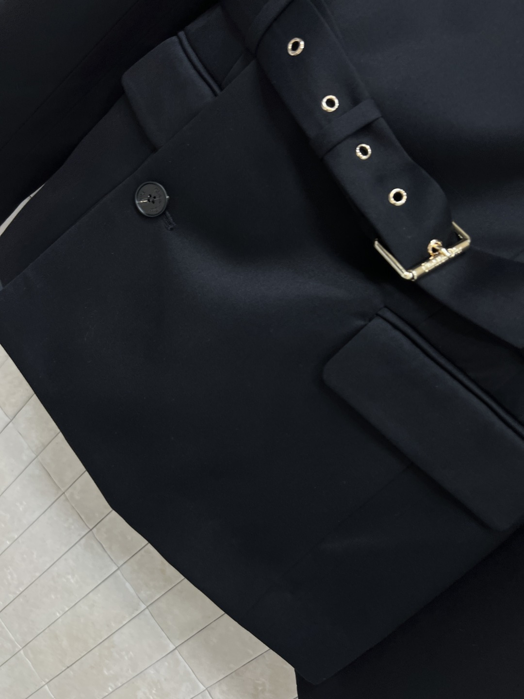 D家 25秋冬新款 侧边单排扣腰带西装外套 重工刺绣珠片蜻蜓装饰翻领 超赞的时髦感 立体廓形剪裁 侧边单