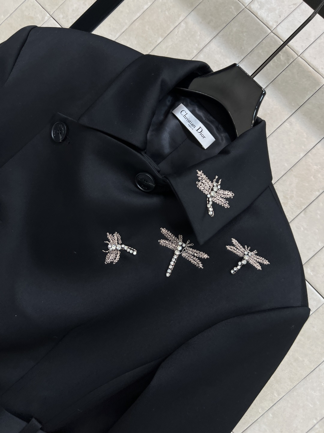 D家 25秋冬新款 侧边单排扣腰带西装外套 重工刺绣珠片蜻蜓装饰翻领 超赞的时髦感 立体廓形剪裁 侧边单