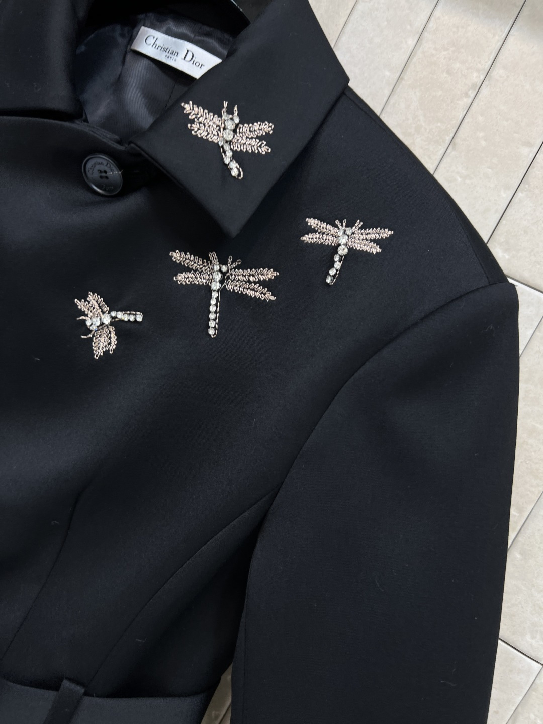 D家 25秋冬新款 侧边单排扣腰带西装外套 重工刺绣珠片蜻蜓装饰翻领 超赞的时髦感 立体廓形剪裁 侧边单