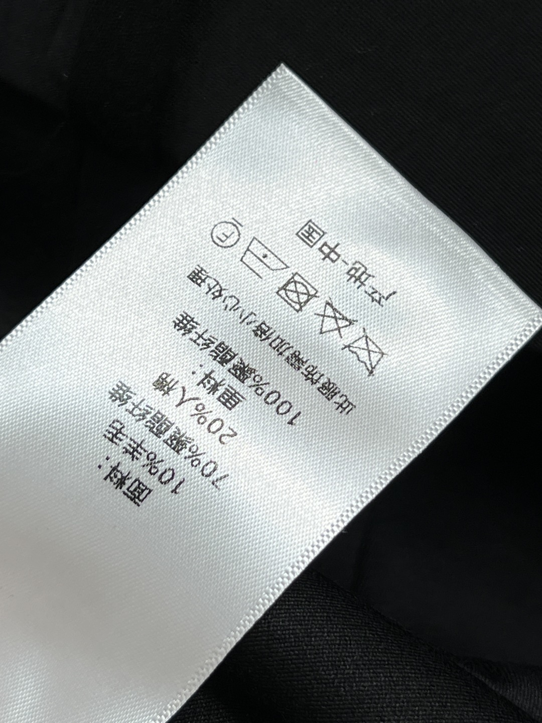 D家 25秋冬新款 侧边单排扣腰带西装外套 重工刺绣珠片蜻蜓装饰翻领 超赞的时髦感 立体廓形剪裁 侧边单