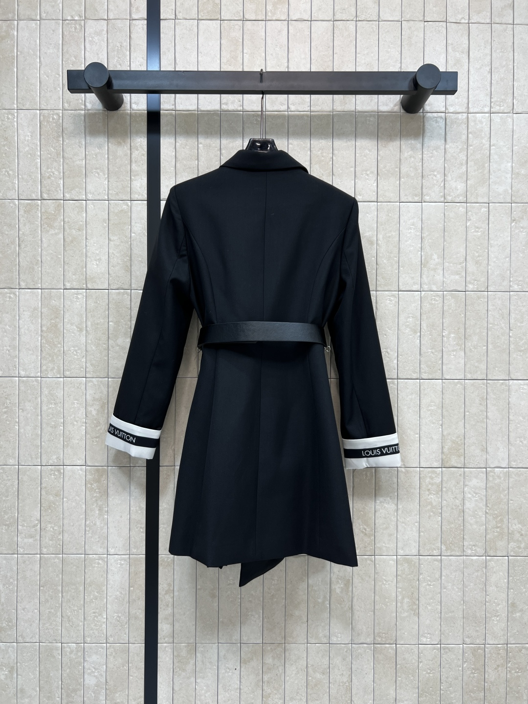 L家 25秋冬新款 拼接老花百褶西装裙 经典西装领口 侧边排扣设计 衣摆侧白拼接老花百褶设计 甜美和西装