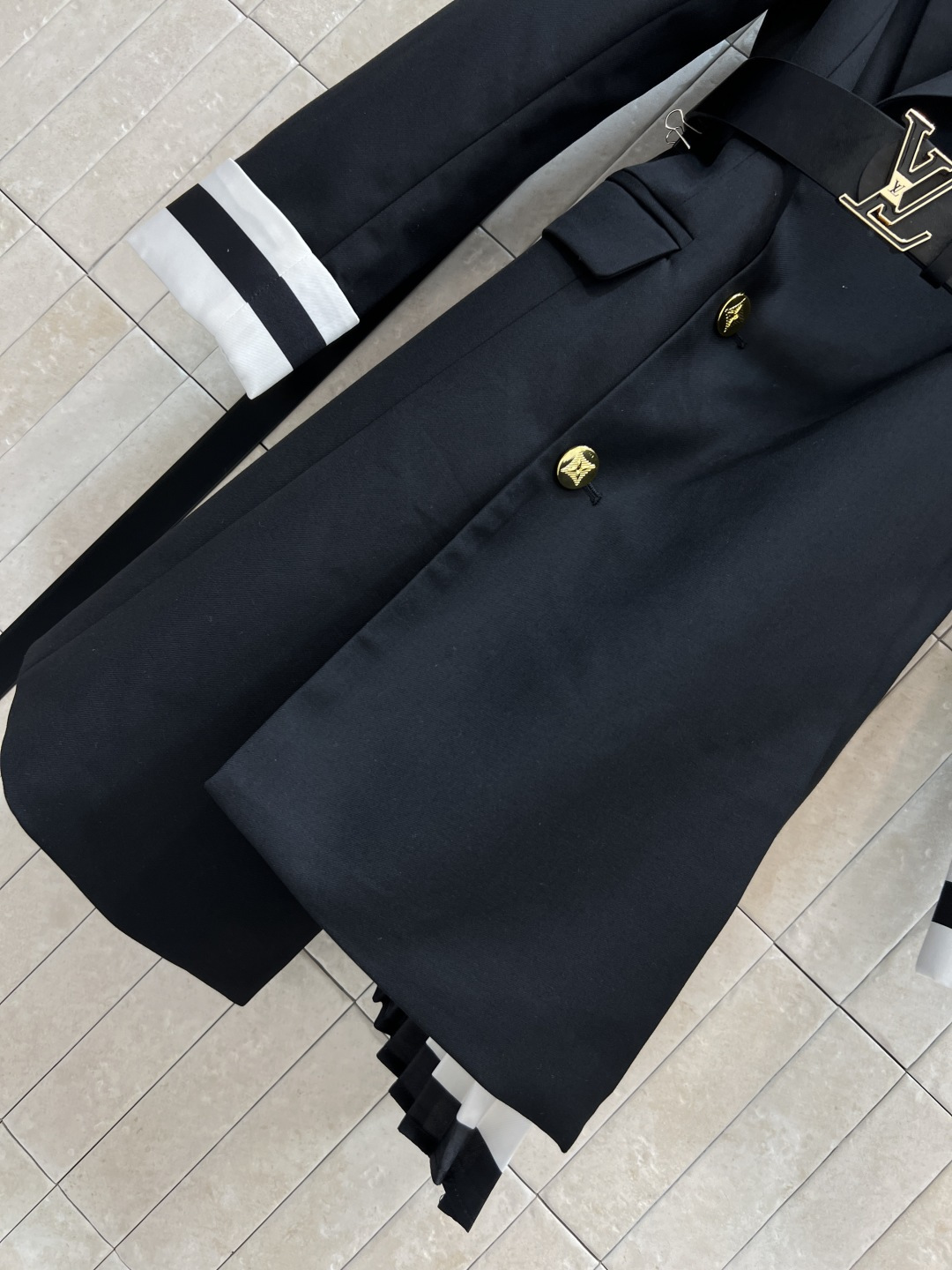 L家 25秋冬新款 拼接老花百褶西装裙 经典西装领口 侧边排扣设计 衣摆侧白拼接老花百褶设计 甜美和西装