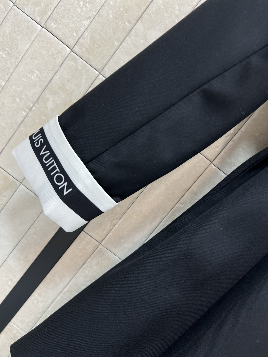 L家 25秋冬新款 拼接老花百褶西装裙 经典西装领口 侧边排扣设计 衣摆侧白拼接老花百褶设计 甜美和西装